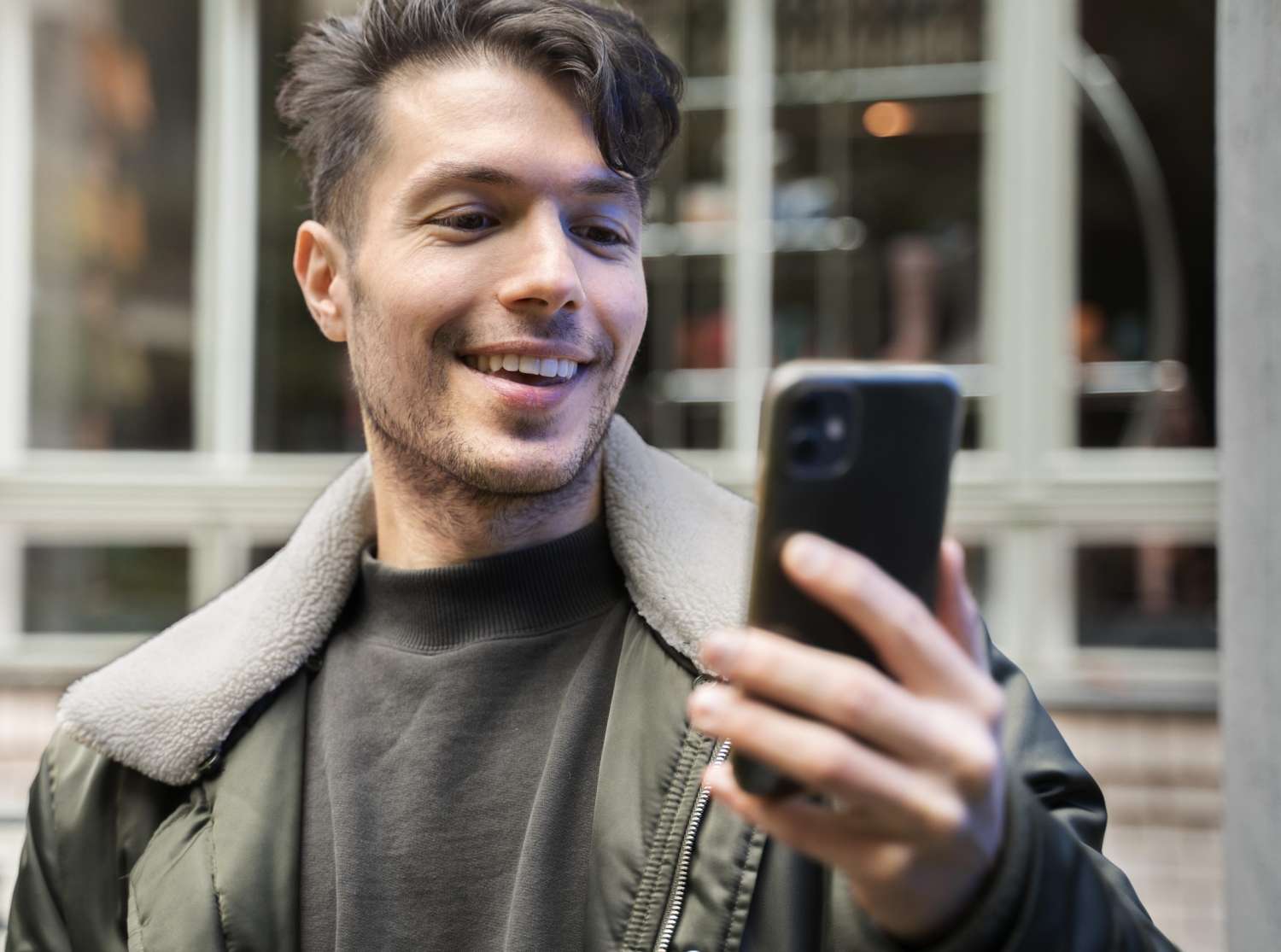 close-up-sorridente-homem-segurando-dispositivo